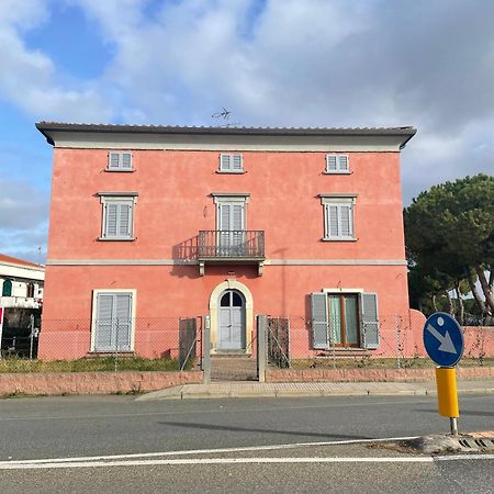 Casa Vacanze Le Due Torri Vada Eksteriør billede